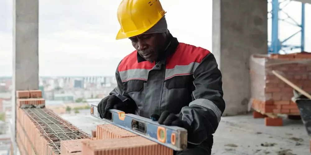 homme noir qui travail sur le chantier