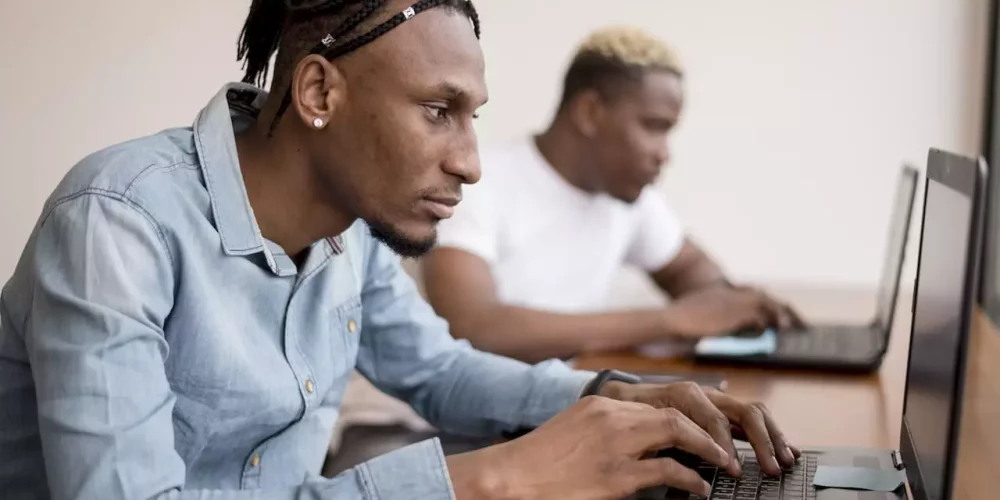 homme noir qui travail sur l'ordinateur